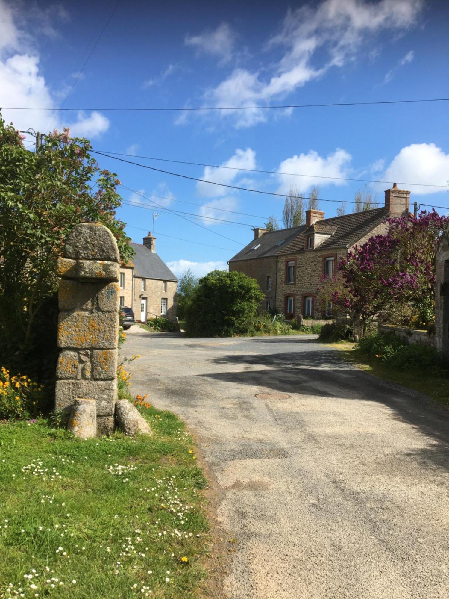 Bed and Breakfast Entre Roches Et Marees Montfarville Exterior foto